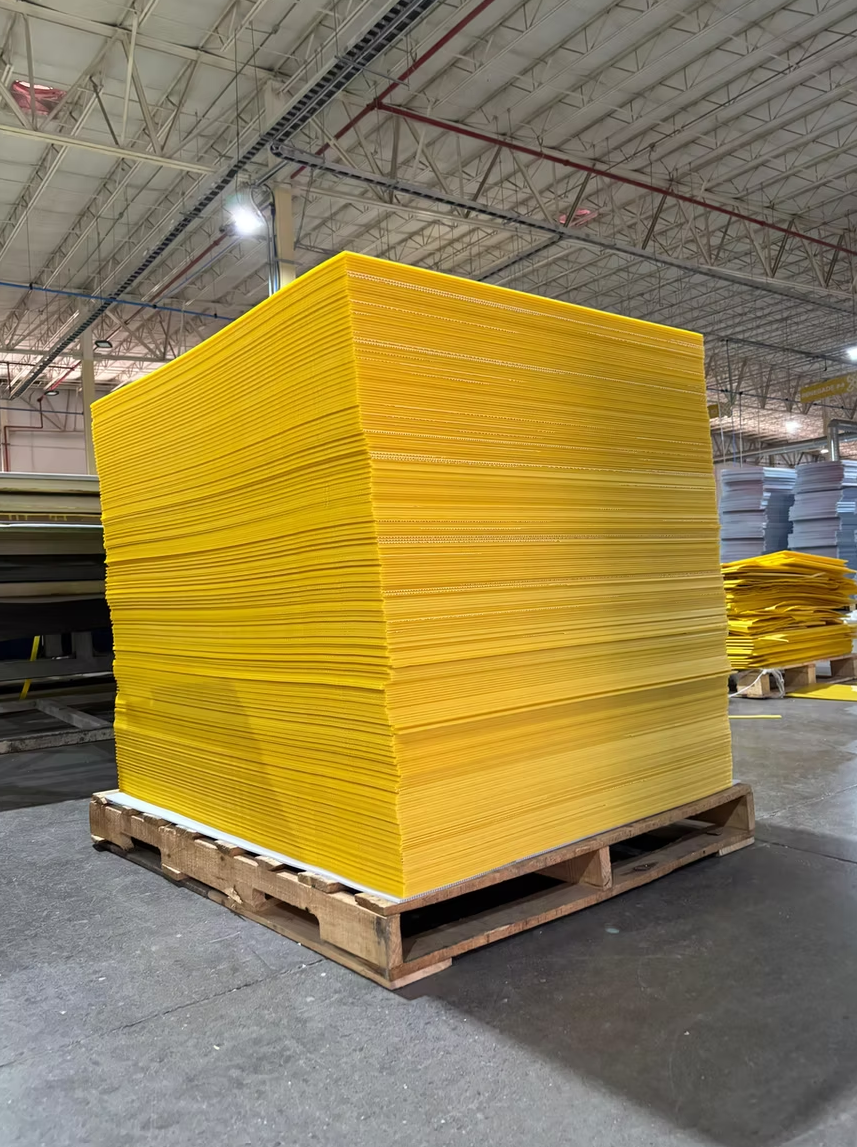 Láminas de plástico corrugado amarillas recién extruidas